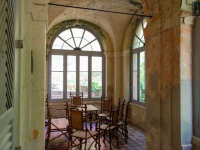 Una parte � chiusa da ampie vetrate e da una porta con vetri colorati che custodisce un grazioso e appartato salottino �esotico�